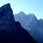 Dalla vetta in primo piano il Lungkofel e sullo sfondo il Picco di Vallandro.