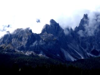 Da Malga Nemes verso la Croda Sora i Colesei.