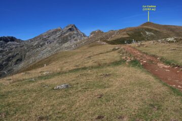 In salita, quasi al termine della sterrata, si vede la cima