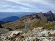Affacciandosi sulla Val d'Ayas dal passo. Spicca il Corno Bussola e la zona Palasina.