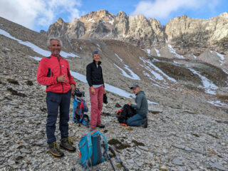 un momento di pausa con lo sfondo della cima