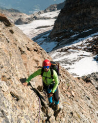 Passaggini di roccia per raggiungere la spalla a Est della cima