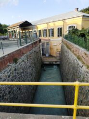 Lo scaricatore dell'elevatore di Cigliano che sfrutta la forza motrice del Canale De Pretis e restituisce l'acqua alimentando il Canale del Rotto.