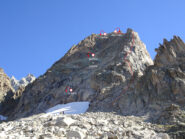 Sulla dx la salita, a sx la normale di discesa (in bianco il breve trasferimento su cengia)