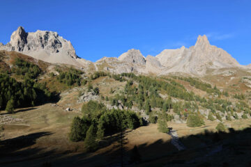 Alla partenza la nostra cima sullo sfondo