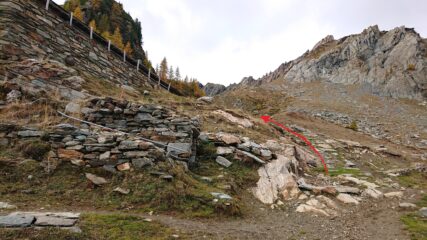 Il valloncello da risalire dietro le baite