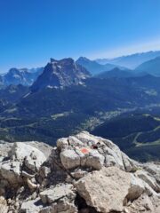 Salendo con il Pelmo alle spalle