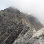 Il tratto affilato di cresta poco oltre il colle..