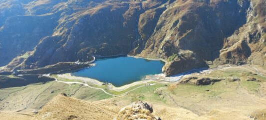 Bella vista sul Lago di Malciaussia durante la salita al Pian Sulè