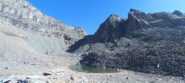 La conca a quota 2900 m; sullo sfondo la Barma della Ciavra e la bastionata da superare.