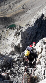 l'uscita in vetta..in basso nell'immagine la seconda e ultima sosta a catena per la prima delle due calate..