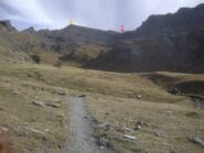 parte alta della valle. Freccia gialla: Losetta, freccia rossa: colle