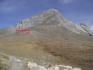 freccia gialla: il colletto da raggiungere; freccia azzurra: la zona del grosso ometto dove deviare per pietraie; la linea rossa è la deviazione se alla pietra con doppia indicazione si è andati a destra