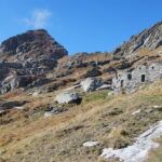 Il Bivacco A. Cravetto all’Alpe Chlekch (2422 m); sullo sfondo il Col Chasten