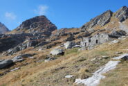 Il Bivacco A. Cravetto all’Alpe Chlekch (2422 m); sullo sfondo il Col Chasten