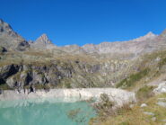 lago molto al di sotto del livello normale