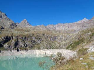 lago molto al di sotto del livello normale