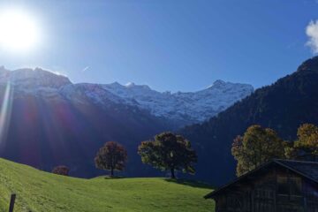 Salendo la strada che va verso il Klausenpass