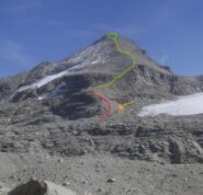 freccia gialla: la parte del ghiacciaio coperta da pietrame e blocchi; la parte in rosso è la più delicata: si muove tutto sul ripido; linea verde: salita meno problematica tra tratti di pietraia e brecciolino