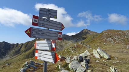 Cartelli al bivio della Colma di Zana.