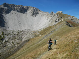 sullo sfondo la bellissima conca tra la Punta Clotesse e la Croce di San Giuseppe