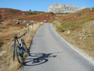 su asfalto verso il Col du Petit Mont Cenis 2183 m.