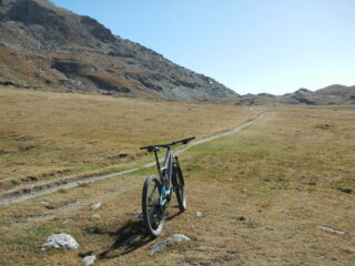 oltre il lago e verso Il Colle Clapier 2477 m.
