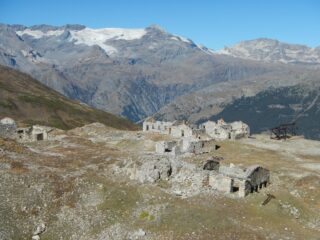 i ruderi delle casermette militari nel ripiano a quota superiore del Forte