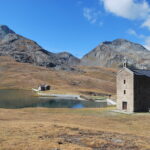 Chiesa della Madonna delle Nevi, Lago Miserin e sullo sfondo il colle