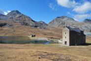Chiesa della Madonna delle Nevi, Lago Miserin e sullo sfondo il colle