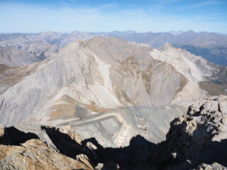 Le fortificazioni ai piedi delle torri sommitali