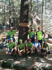 Posa del cartello con il gruppo di istruttori del CAI Verrès.