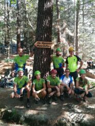 Posa del cartello con il gruppo di istruttori del CAI Verrès.