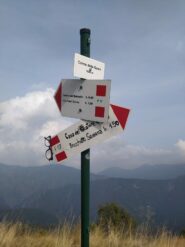 la segnaletica sulla dorsale di discesa