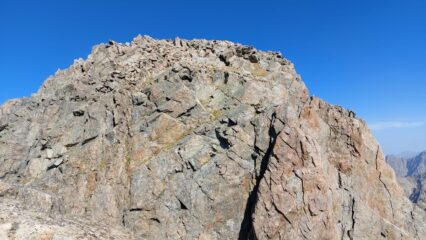 La discesa dalla vetta alla sella di Brocan