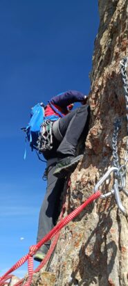 dalla seconda sosta con catena attaccando lo spigolo aereo di L3..