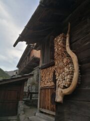 Mascognaz, piccola borgata alpina autentica e originale con i suoi meravigliosi rascard...