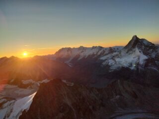 Alba dalla cresta, vista Rosa e Cervino