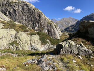 Sulla destra e contro il cielo il versante di salita