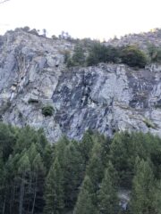 La parete del Mirabouc. Ben visibile al centro della placca nera la linea dritta del Diedro Fiurens.