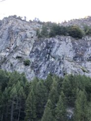 La parete del Mirabouc. Ben visibile al centro della placca nera la linea dritta del Diedro Fiurens.