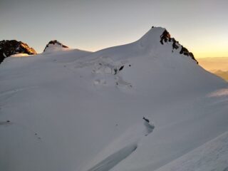 Punta Gniffetti con la Capanna Margherita e a sx la Zumstein.