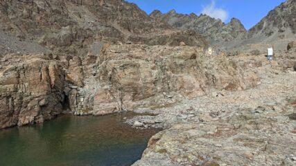 Si saluta il bellissimo bivacco Boarelli a scendere. 