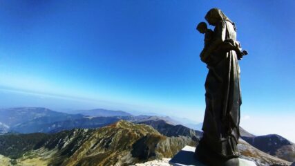 La grande statua rivolta verso le valli monregalesi