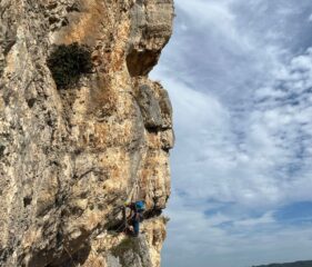 Traverso su cengia fino alla base del diedro della OPEC