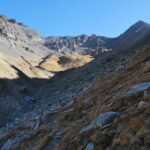 L’entrata e l’attraversamento del canalone; sullo sfondo il Col Lauson