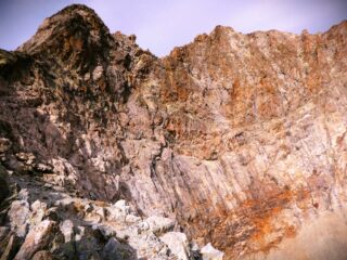 Dai Detriti, la parete Sud, attraversata centralmente dalla cengia