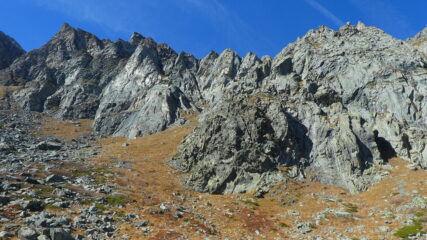 In centro lo sperone su cui si articola la via di arrampicata