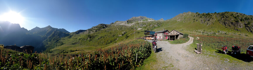 Il rifugio e sulla sinistra il passo