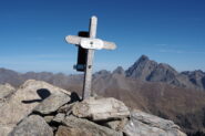 La piccola croce di vetta sulla Pienasea